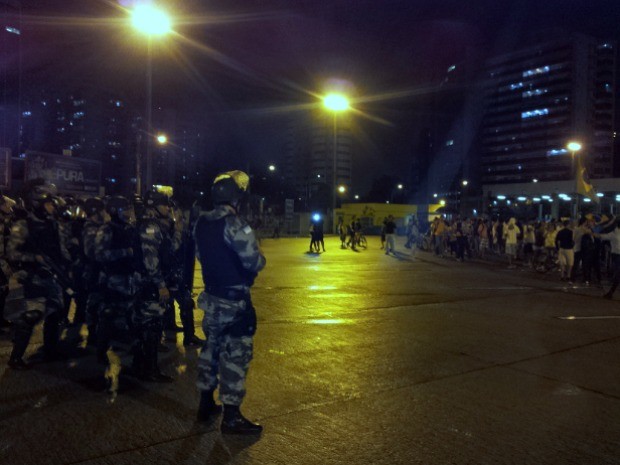 Tropa de Choque impediu que manifestantes ocupassem a Terceira Ponte. (Foto: Mariana Perim / G1 ES)