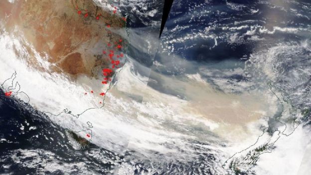 Em 5 de janeiro, a fumaça viajava perto da Nova Zelândia. Segundo a Nasa, ela já passou pela América do Sul e chegou a tornar o céu turvo em algumas regiões (Foto: Nasa)