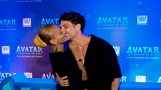 Aline Wirley e Igor Rickli trocam beijos em première de 'Avatar: O Caminho da Água'
