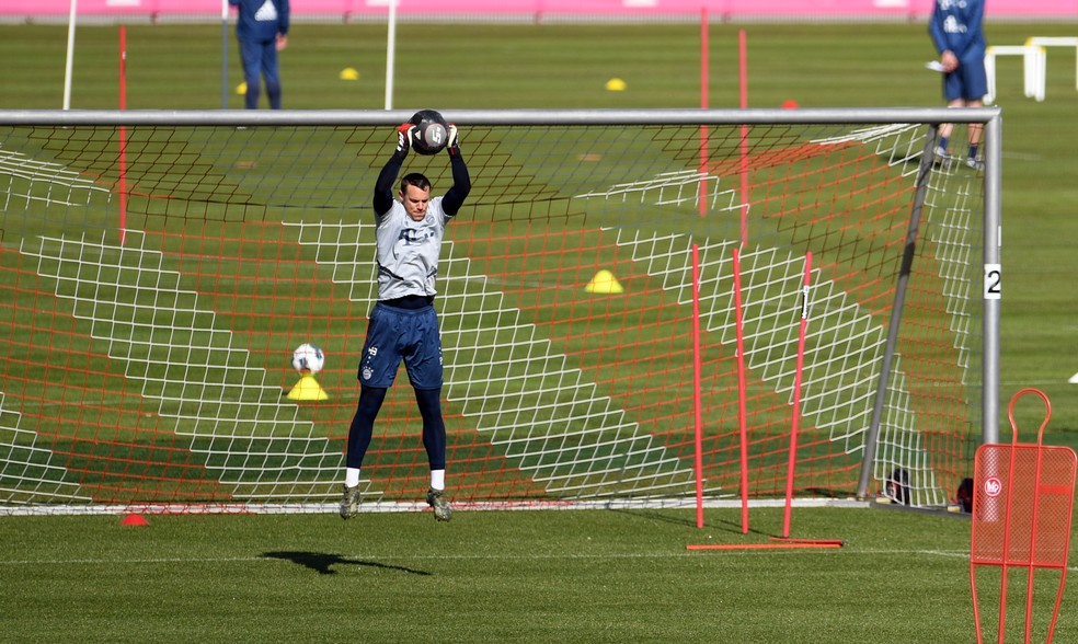 Neuer faz atividade com bola na retomada de atividades do Bayern de Munique em seu Centro de Treinamento — Foto: Reuters