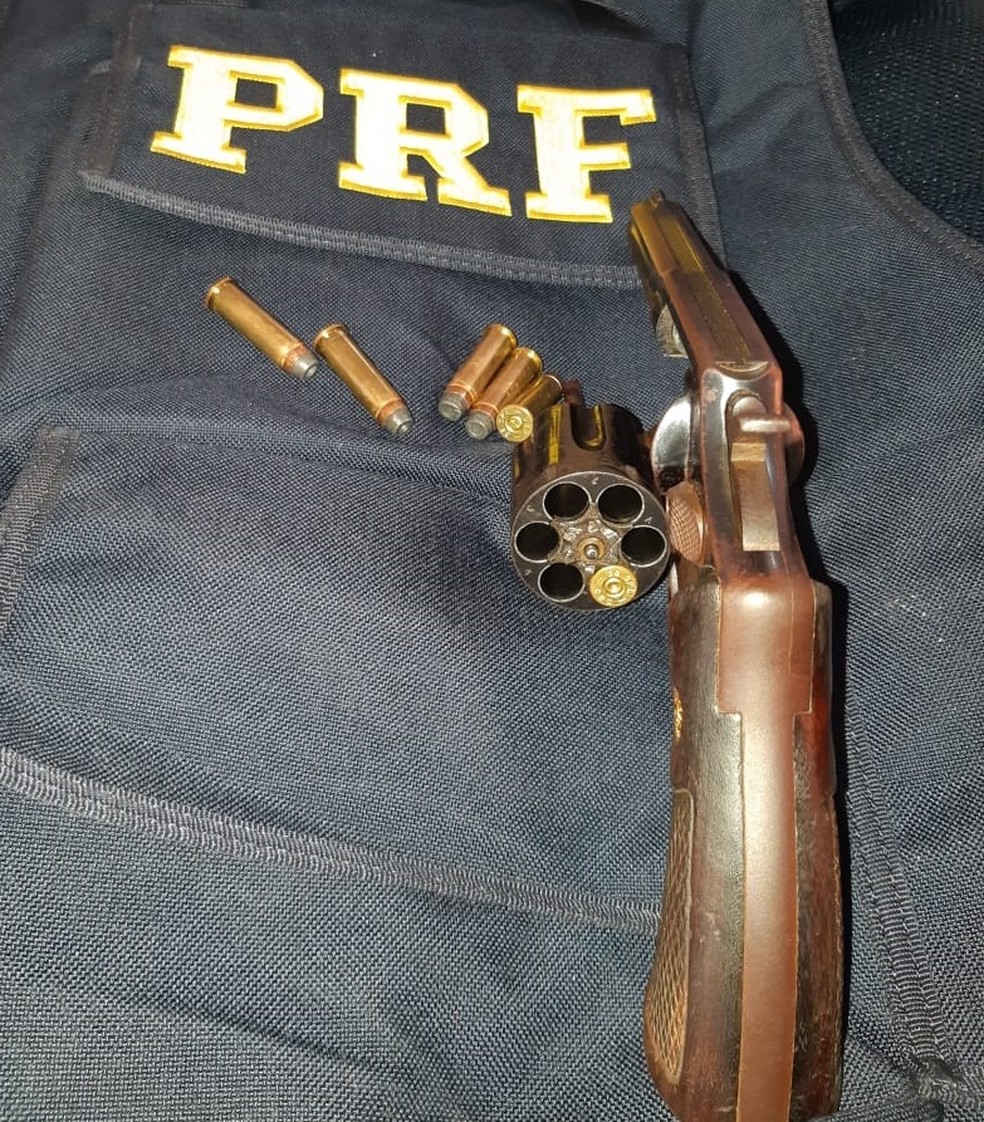 Arma de fogo foi encontrada durante uma fiscalizaÃ§Ã£o em uma caminhonete na BR-135 em Itapecuru Mirim â€” Foto: DivulgaÃ§Ã£o/PolÃ­cia RodoviÃ¡ria Federal