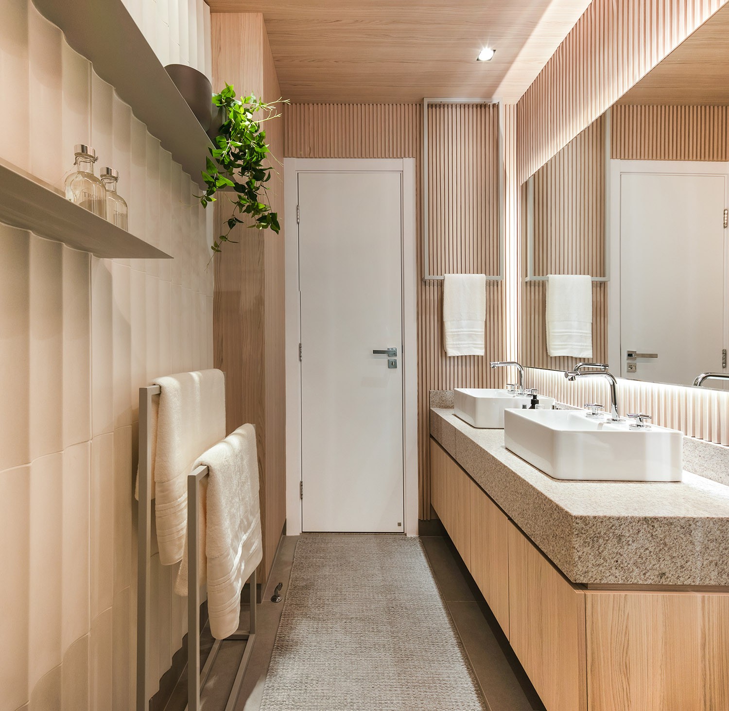 BANHEIRO | Nos banheiros, o revestimento 3D que imita madeira se repete. (Foto: Fellipe Lima / Divulgação)