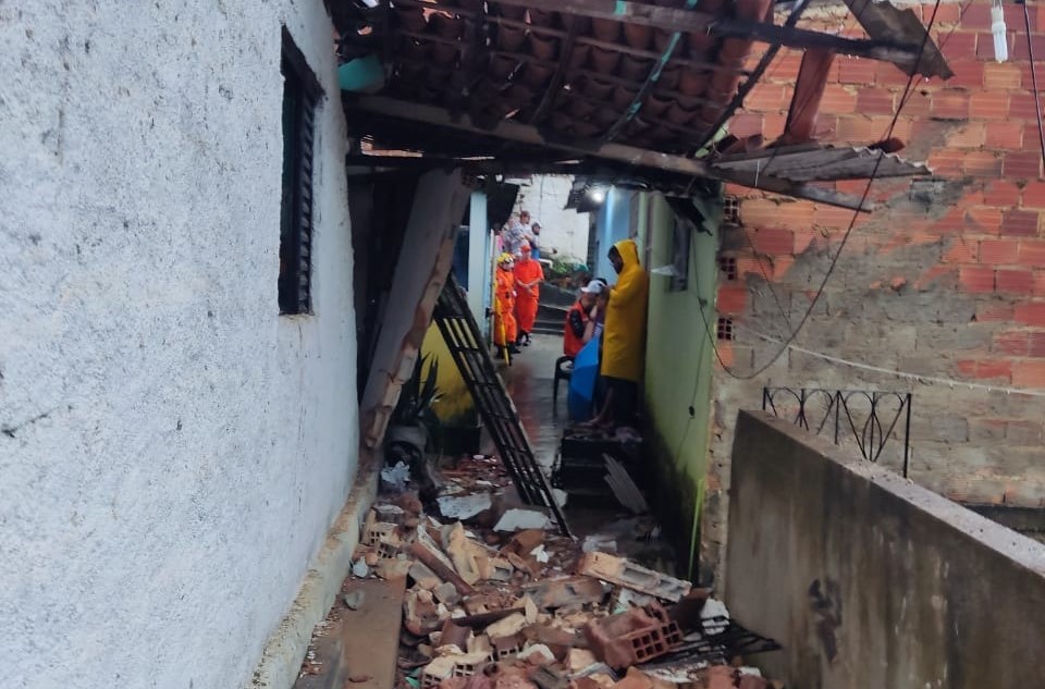 Menino morre após casa onde morava ser atingida por um deslizamento de barreira no Ouro Preto em Maceió