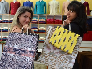 Sacolas feitas por casal de Monte Sião, que reaproveita sobras do processo de produção de malhas (Foto: Daniela Ayres/G1)