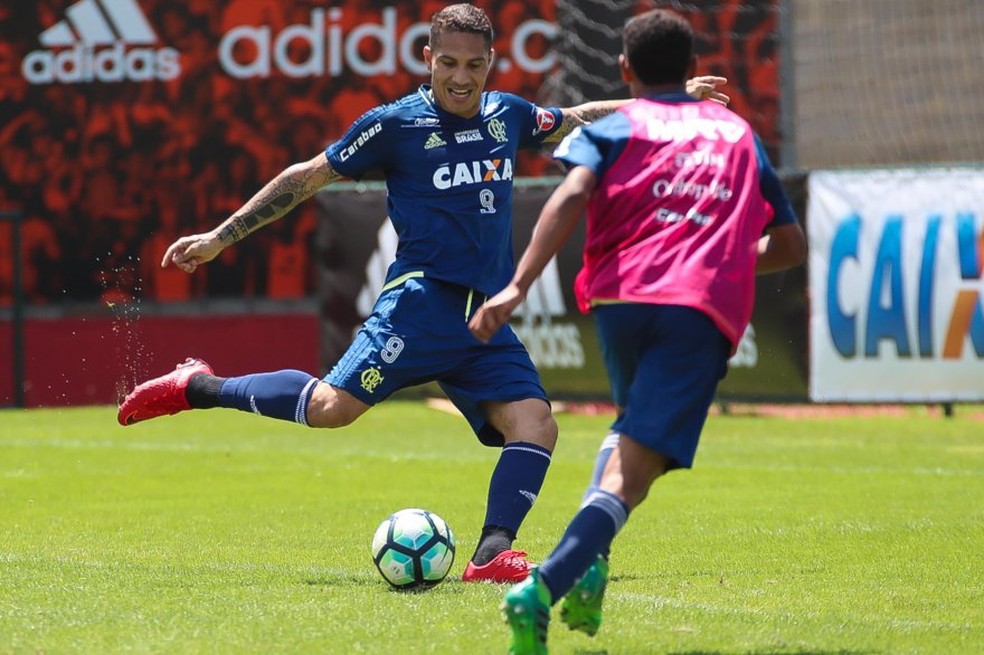 Guerrero em treino no Flamengo ano passado. Ele é aguardado na próxima terça  (Foto: Gilvan de Souza)