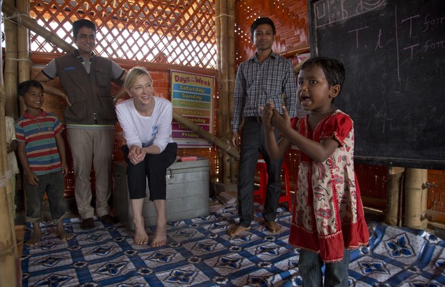 UNHCR Goodwill Ambassador Cate Blanchett meets young Rohingya refugees at the UNHCR funded Temporary Learning Centre run by UNHCR Implementing Partner: CODEC in Kutupalong refugee settlement.  Currently only 135,273 girls and boys have access to education (Foto: Hector Perez UNHCR)