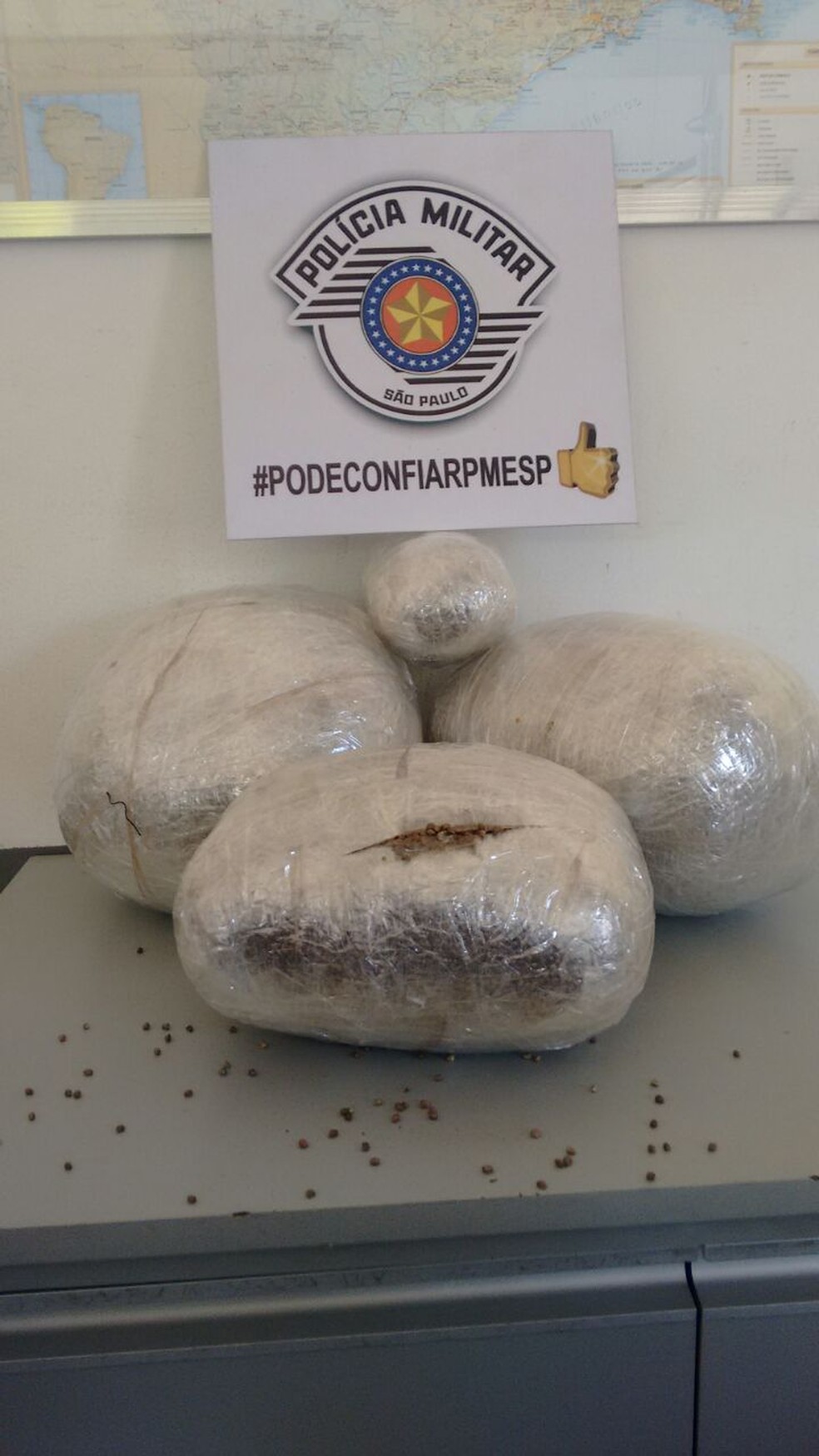 Passageiros e as sementes foram levados para a Pol&iacute;cia Federal em Sorocaba (Foto: Pol&iacute;cia Rodovi&aacute;ria/Divulga&ccedil;&atilde;o)