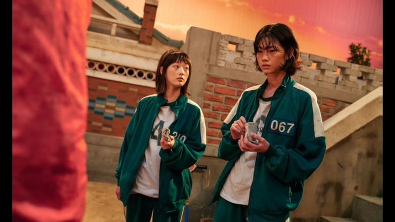 Sae-byok (à direita), uma das poucas competidoras mulheres do jogo, se revela como uma desertora norte-coreana (Foto: Netflix via BBC News)