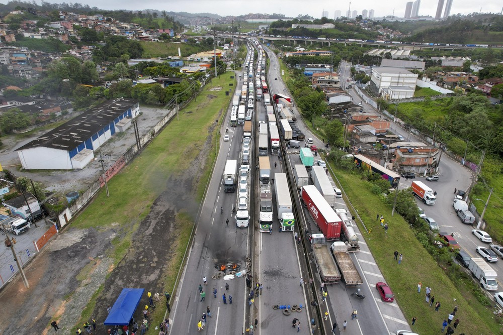 Apoiadores de Bolsonaro bloqueiam rodovias em todo país — Foto: Andre Penner/AP