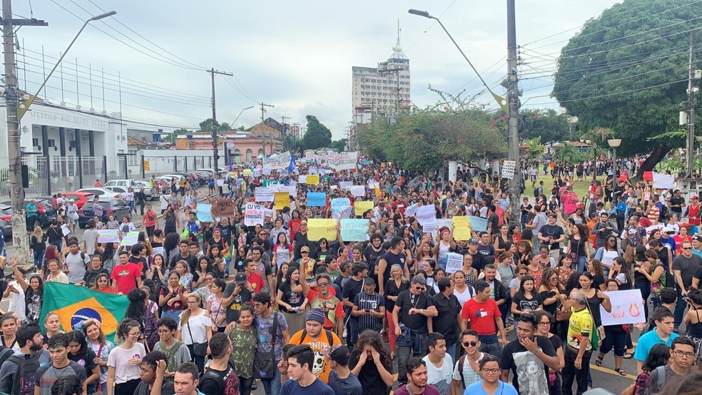 Manifestação contra cortes na educação no Centro de Manaus — Foto: Patrick Marques/G1 AM