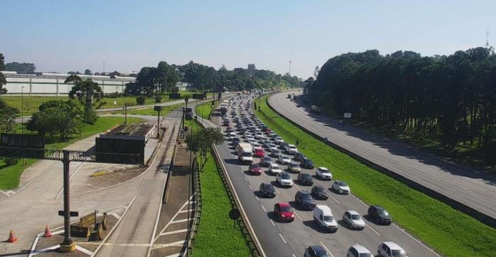 Rodovia dos Imigrantes, no Km 28, com grande fluxo de veículos na manhã deste sábado (5) — Foto: Ecovias/Reprodução