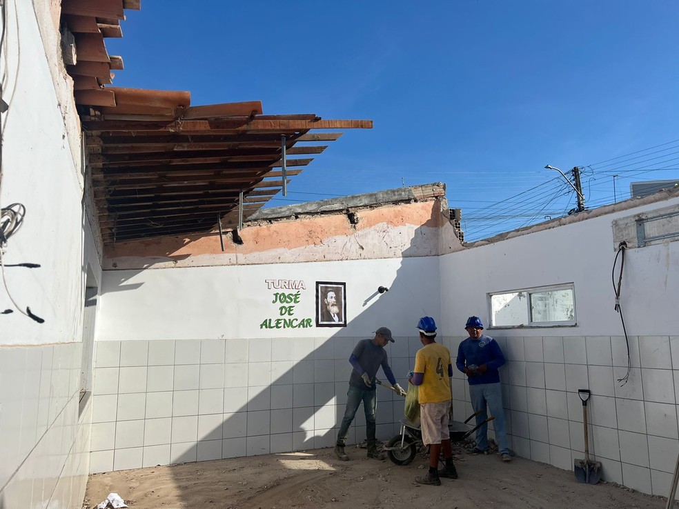 Telhado de sala de aula desaba em escola de Forquilha, no interior do Ceará. — Foto: Maristela Glaucia/TVM