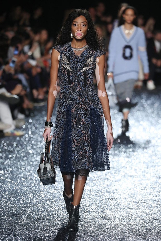 #SuzyNYFW: Coach Sparkling with Art - Vogue | en