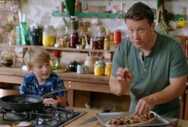 O apresentador e chef Jamie Oliver produzindo sua pizza com uva na companhia do filho (Foto: Reprodução)