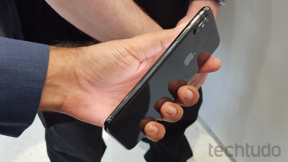 Detalhe da lateral do iPhone XS Max cinza espacial; carcaça em aço inoxidável e traseira em vidro — Foto: Thássius Veloso/TechTudo