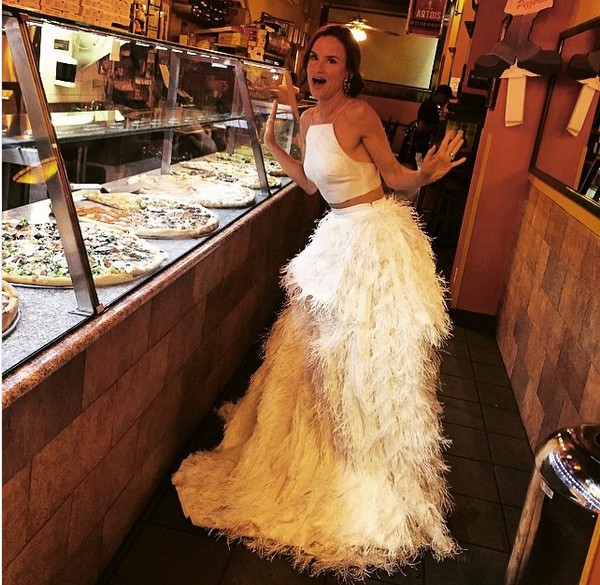 Juliette Lewis se mostrou muito feliz em uma pizzaria (Foto: Reprodução / Instagram)