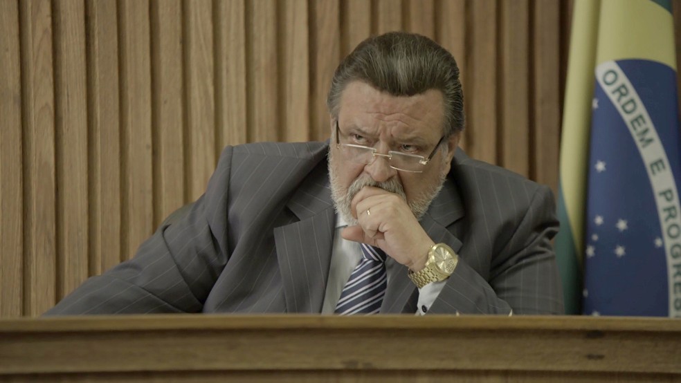 Gustavo até finge que analisa o caso com imparcialidade (Foto: TV Globo)