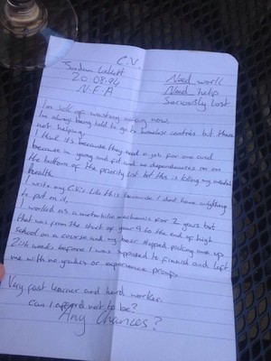 Currículo escrito à mão por morador de rua (Foto: Reprodução/ Twitter)