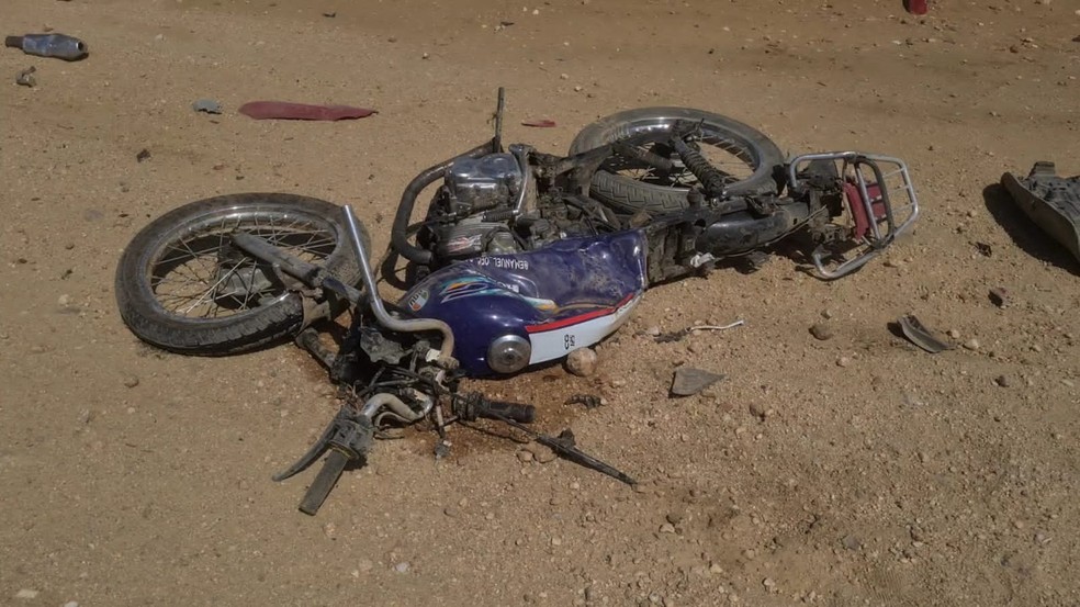 Moto ficou destruída após o acidente com o cantor Laércio — Foto: Redes sociais