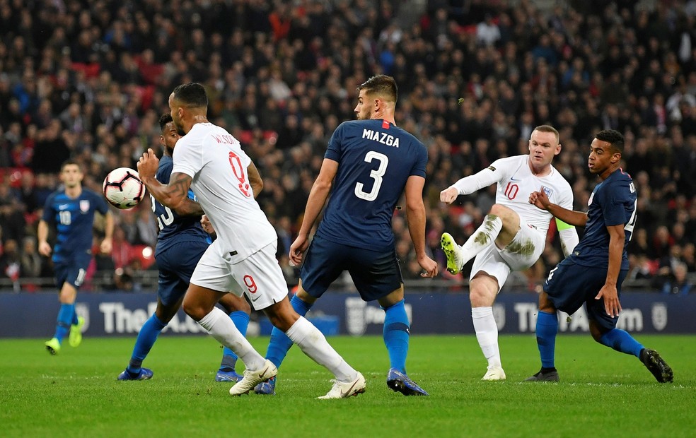 Wayne Rooney recebeu a braÃ§adeira ao entrar em campo â€” Foto: Reuters