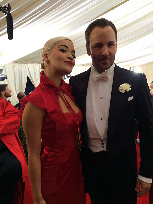Tom Ford and Rita Ora wearing a dress by the designer (Foto:    )