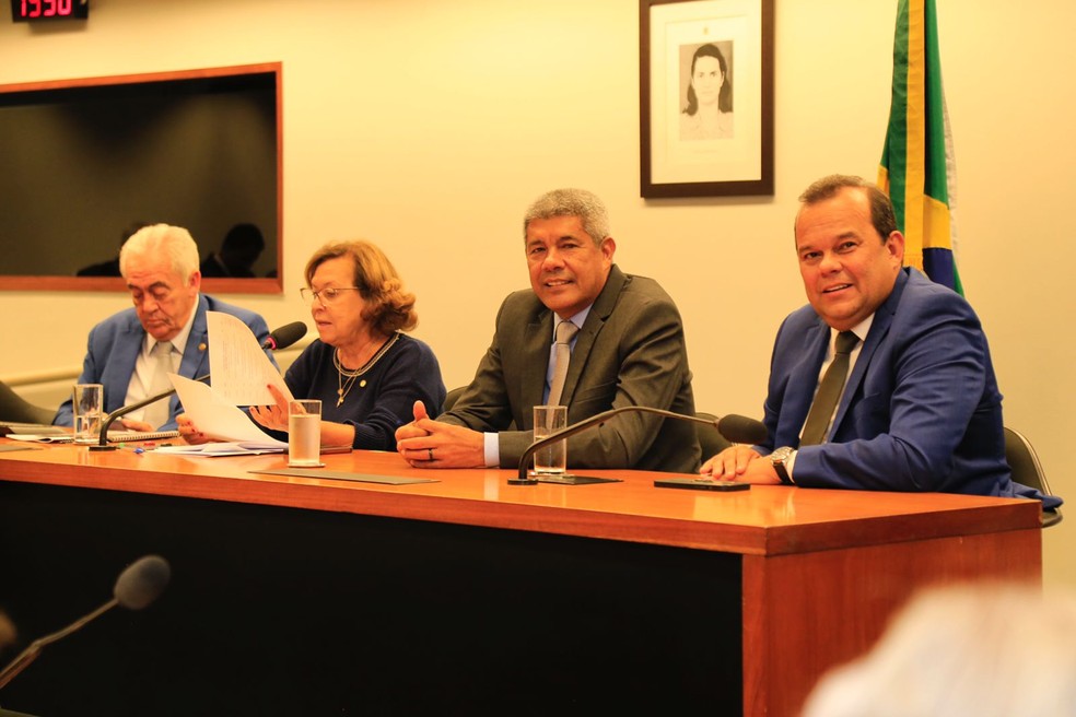 Jerônimo se reúne com bancada baiana e prefeitos de cidades do interior da Bahia na Câmara dos Deputados — Foto: Luana Bernardino/ Divulgação