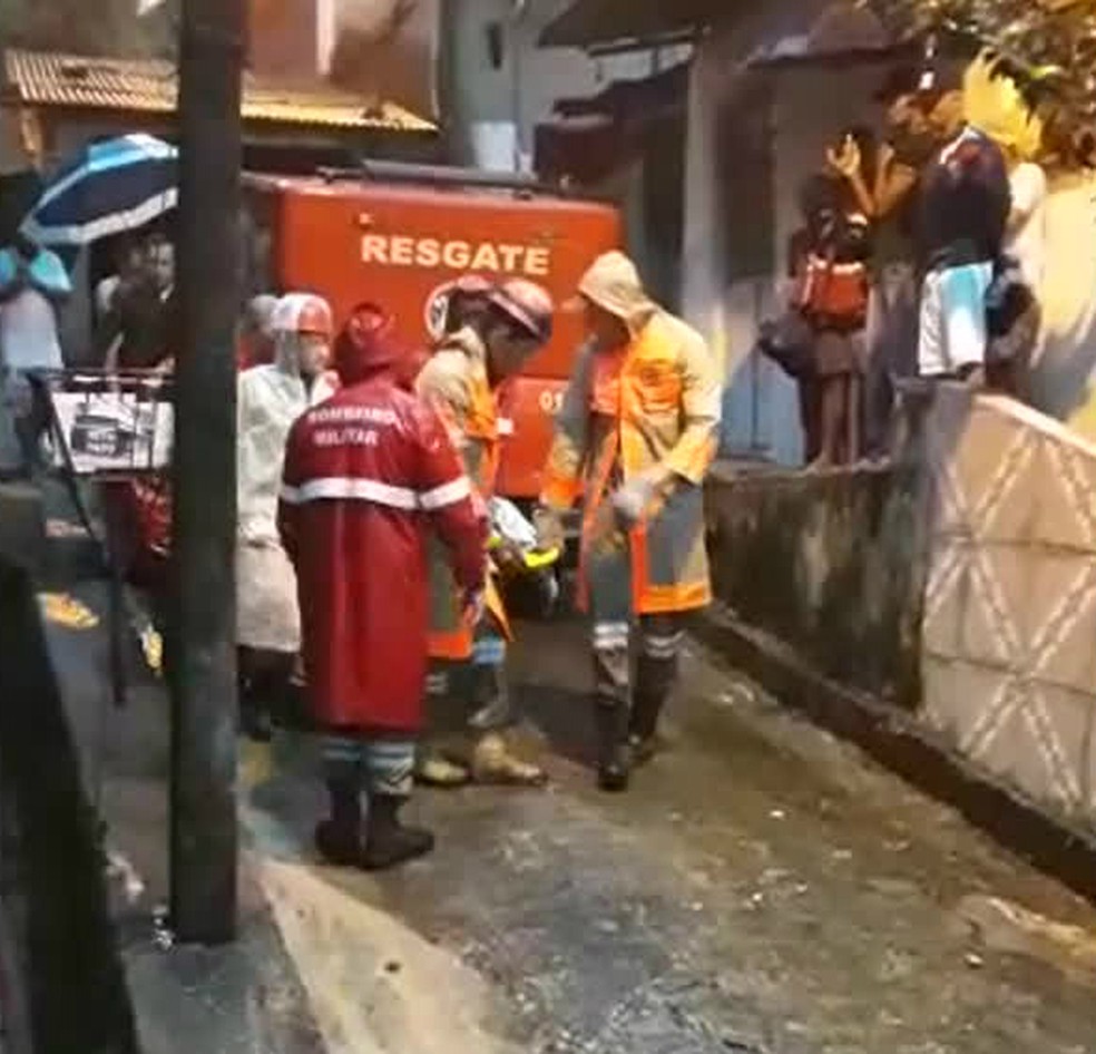 Corpo de Bombeiros confirma morte na Rua Córrego do Curió, em Dois Unidos, na madrugada desta quarta-feira (24) — Foto: Reprodução/WhatsApp