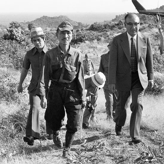 Hiroo Onoda, deixando a floresta de Lubang em 1974, onde ficou escondido por cerca de 30 anos (Foto: Getty Images via BBC News Brasil)