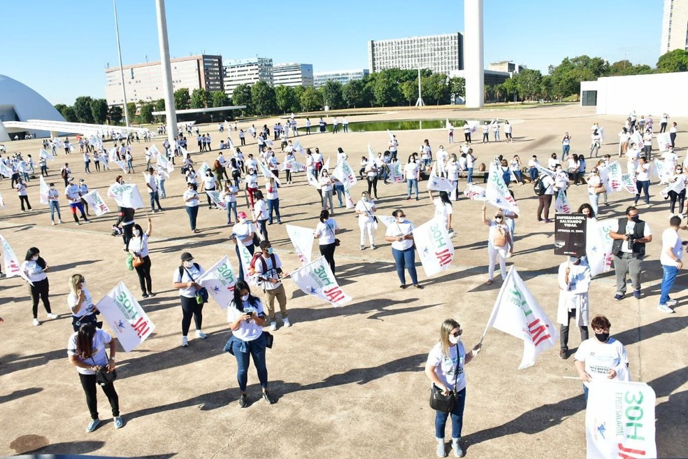 Dia Internacional da Enfermagem é comemorado com marcha  de protesto no DF — Foto: Alex Dourado