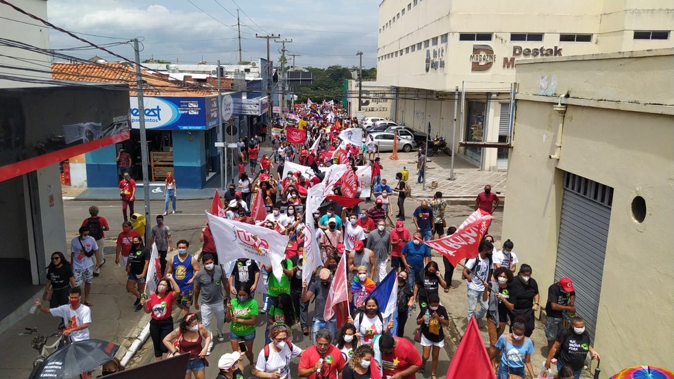 Protesto em Teresina pede impeachment do presidente Jair Bolsonaro e redução do desemprego e inflação no país — Foto: Ilanna Serena/g1