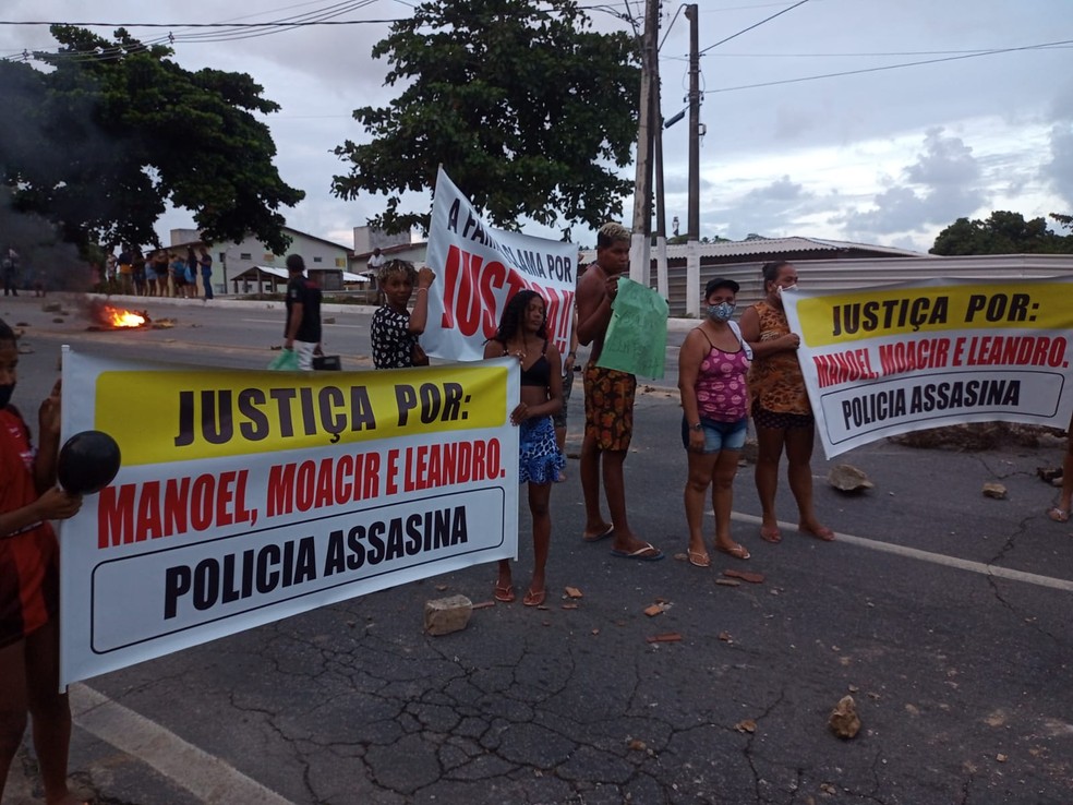 Familiares de jovens mortos no Vale do Reginaldo, em Maceió, protestam contra ações da Polícia Militar — Foto: Jamerson Soares/g1