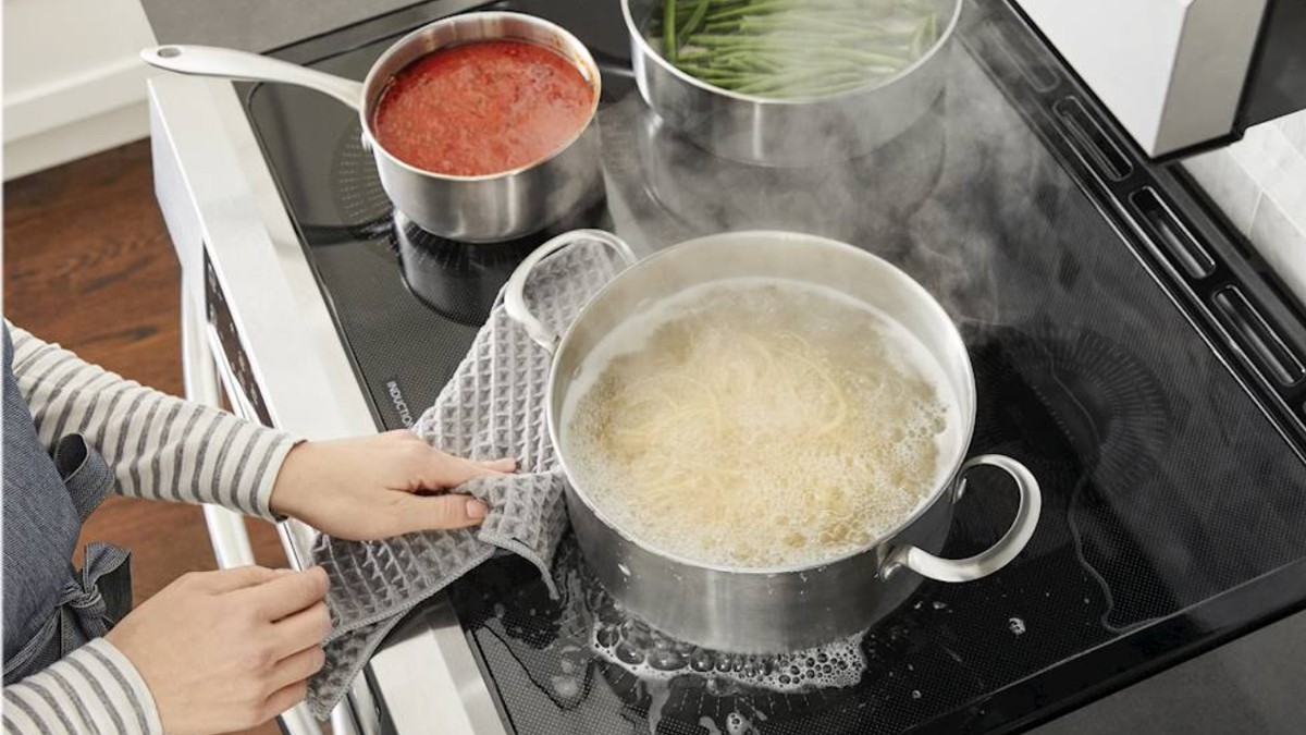 Cozinha: limpeza e manutenção de fogão smart é a mesma do fogão tradicional? 