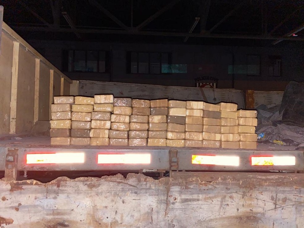 Tabletes de cocaína estavam escondidos em um caminhão — Foto: Polícia Civil