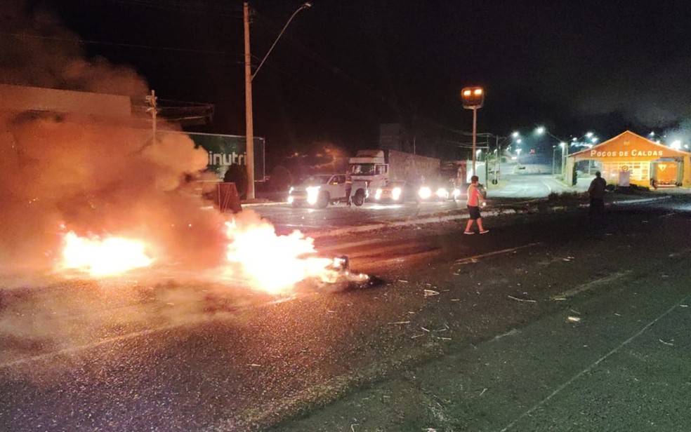 Caminhoneiros colocam fogo em pneus no Marco Divisório em Poços de Caldas — Foto: Marcos Corrêa
