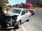 Carro tem frente destruída após bater em parada de ônibus no DF