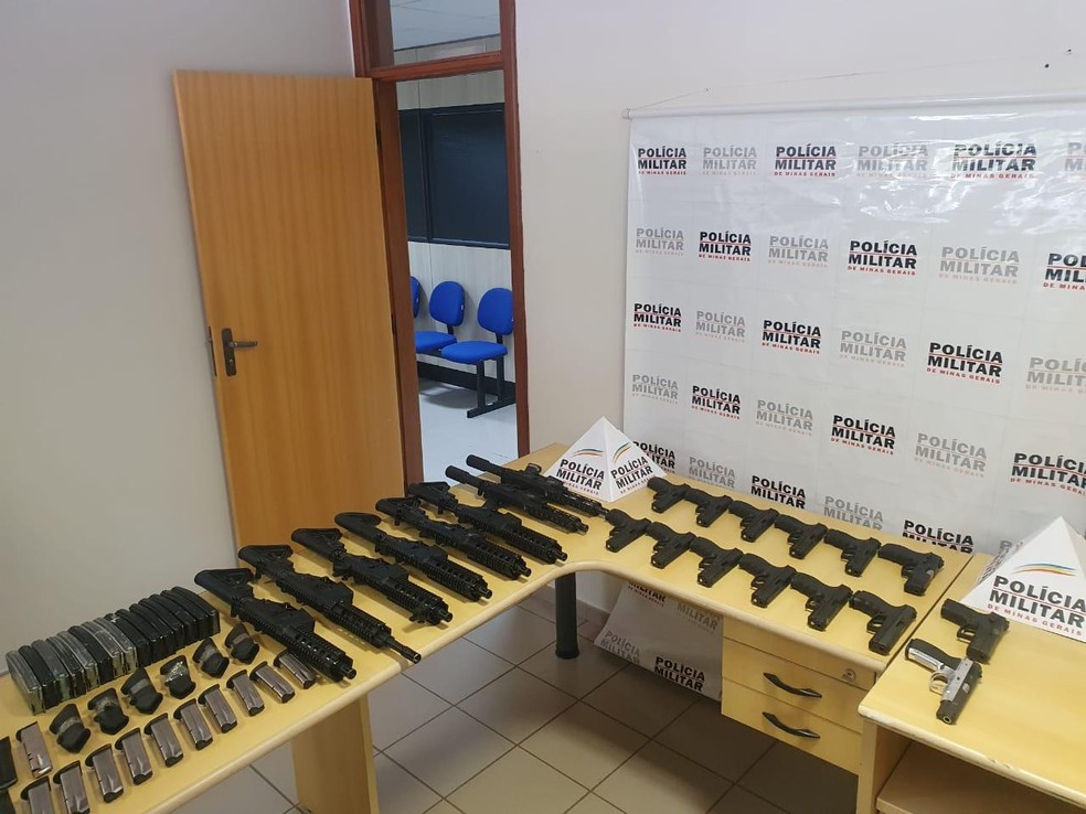 Grande quantidade de fuzis e pistolas apreendidos durante operação em Uberlândia (foto de arquivo de março de 2020) que faz parte da investigação da Operação 'Balada'  — Foto: Polícia Militar/Divulgação