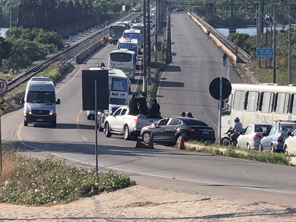 Policiais do Bope em viatura descaracterizada, com dois homens algemados, na Ponte de Igapó, em Natal. — Foto: Vinícius Marinho/Inter TV Cabugi