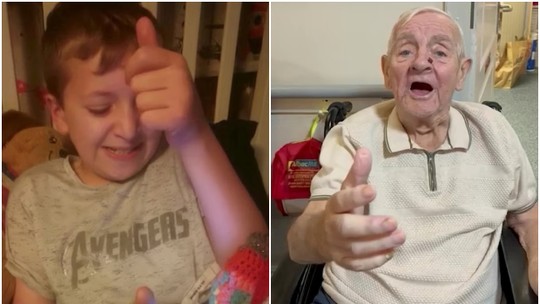 Avô canta música natalina à distância para ajudar neto de 13 anos com autismo a dormir