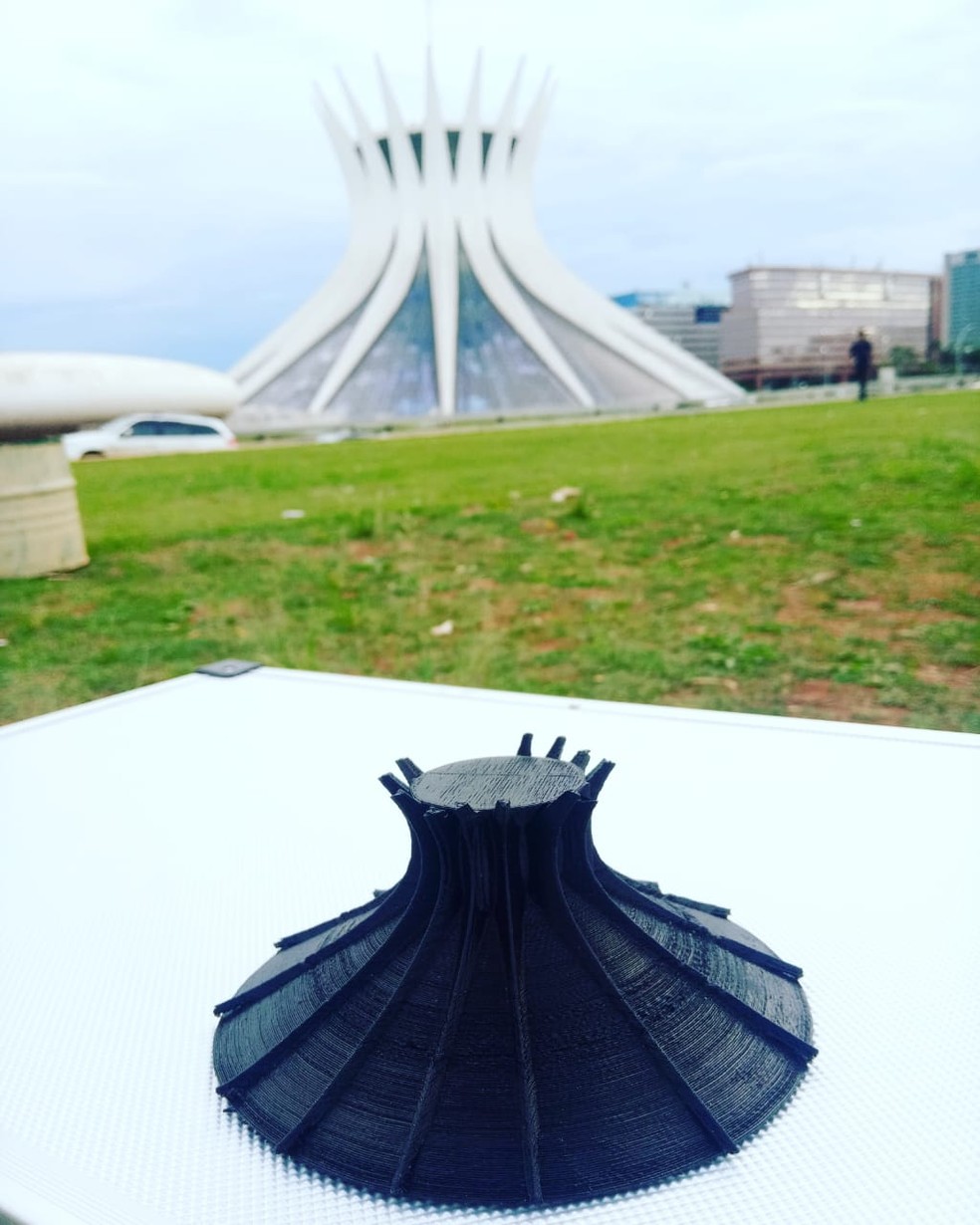 Professor desenvolve modelos de monumentos e imprime em 3D para crianças deficientes visuais sentirem. — Foto: Renato Frosch