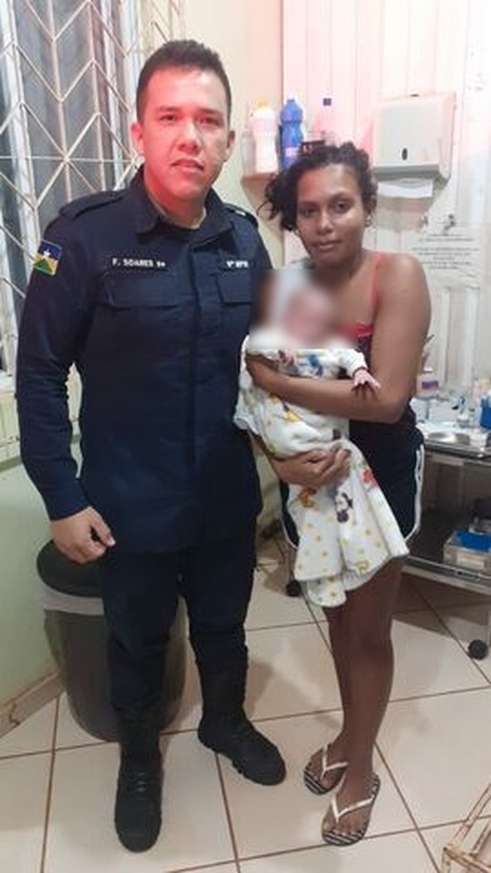 Bebê nascido há oito dias foi salvo por policiais após se engasgar com leite materno — Foto: Guarnição de RP do 9º BPM/Reprodução