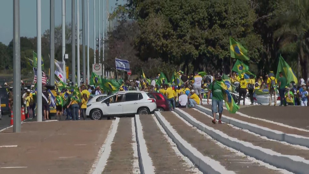 Com Esplanada dos Ministérios fechada, apoiadores de Bolsonaro fazem manifestação em frente ao Quartel General, no DF — Foto: TV Globo/Reprodução