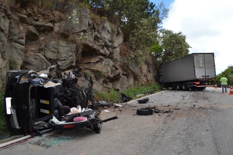 Jovem morre após acidente entre carro e caminhão em rodovia de São Roque (SP) — Foto: São Roque Notícias/Divulgação