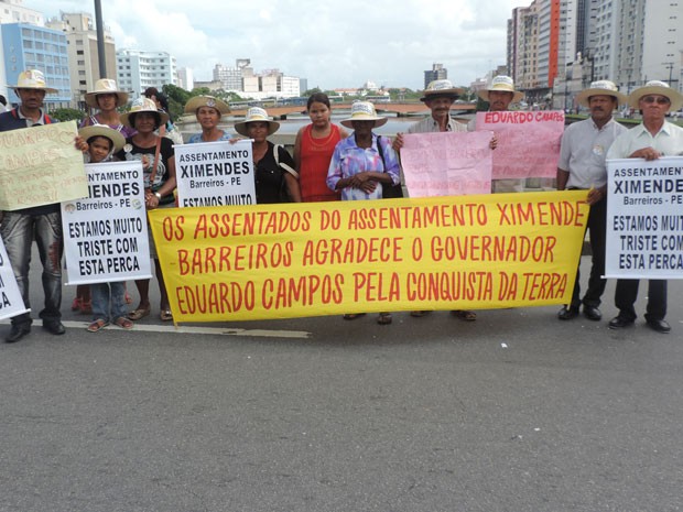 Trabalhadores de Barreiros carregam faixas em homenagem a Eduardo Campos. (Foto: Renan Holanda / G1)