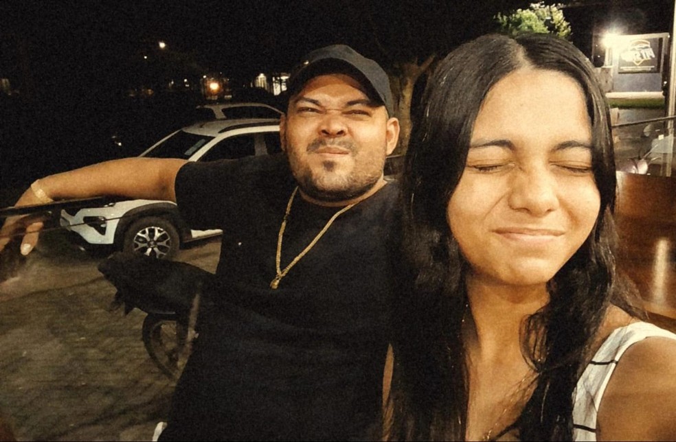 Maciel e a esposa, Kelma Silva Santos Andrade, em um momento de descontração.  — Foto: Reprodução 
