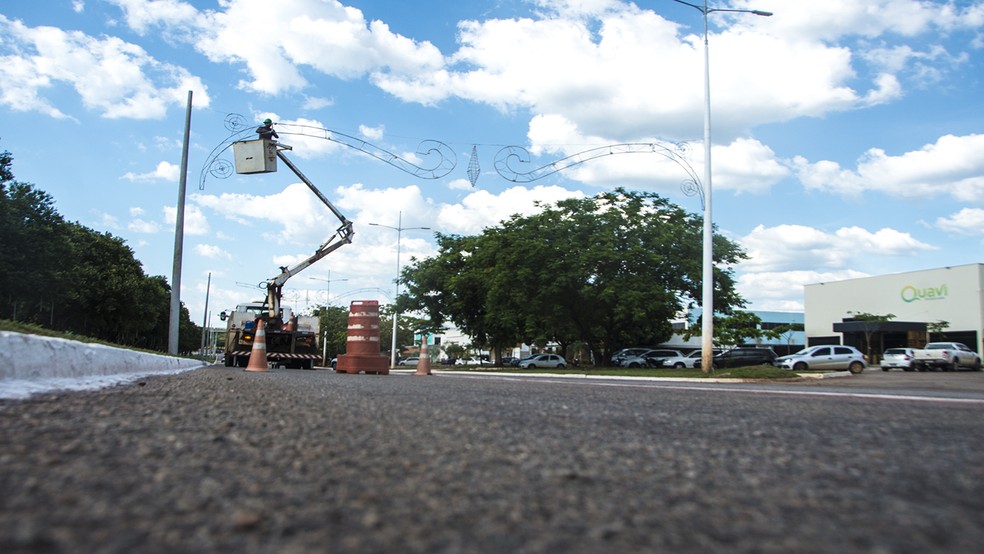 Luzes de Natal são instaladas em Palmas  — Foto: Divulgação/Prefeitura de Palmas