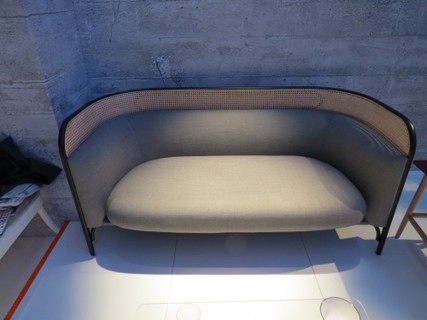 A madeira curvada e o uso de palhinha continuam no DNA da Thonet, que apresentou nesta edição do Salone o sofá Targa, de Gamfratesi