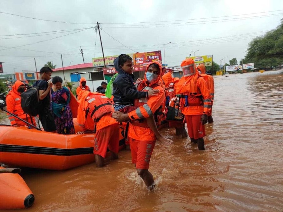Chuvas torrenciais deixam mais de 160 mortos na Índia e provocam inundações e deslizamentos de terra
