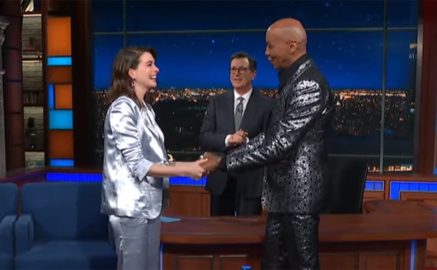 Anne Hathaway se emociona ao conhecer RuPaul (Foto: Reprodução / YouTube)