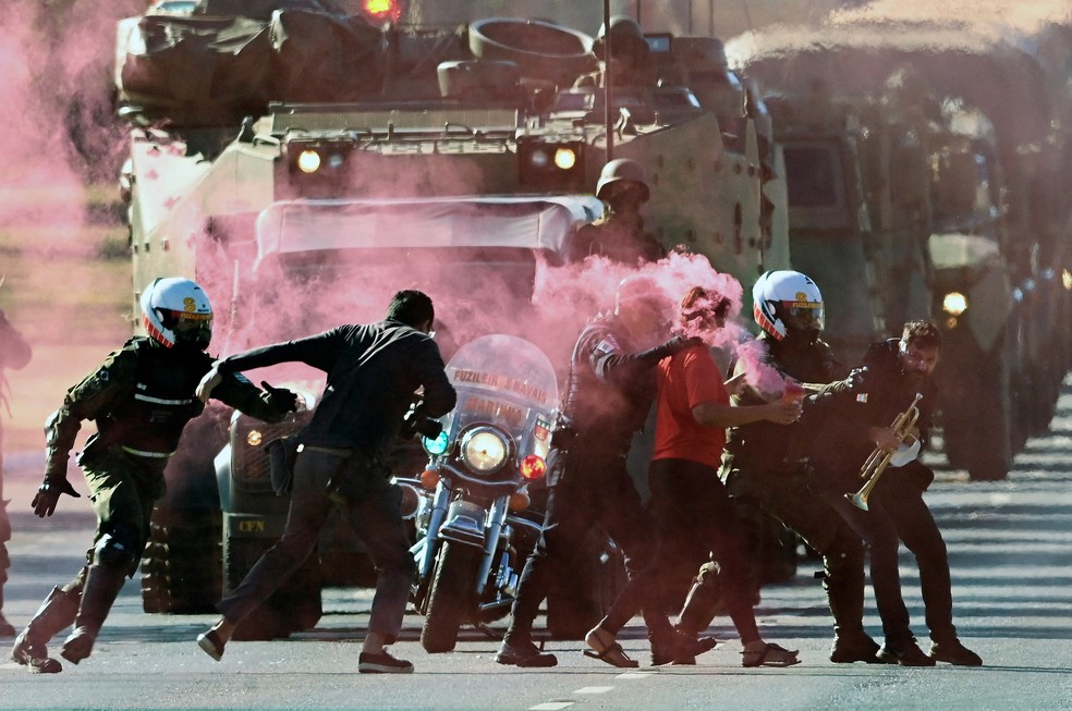 Militares prendem manifestantes que tentavam bloquear desfile de veículos militares em frente ao Palácio do Planalto, em Brasília, em 10 de agosto de 2021 — Foto: Evaristo Sa/AFP