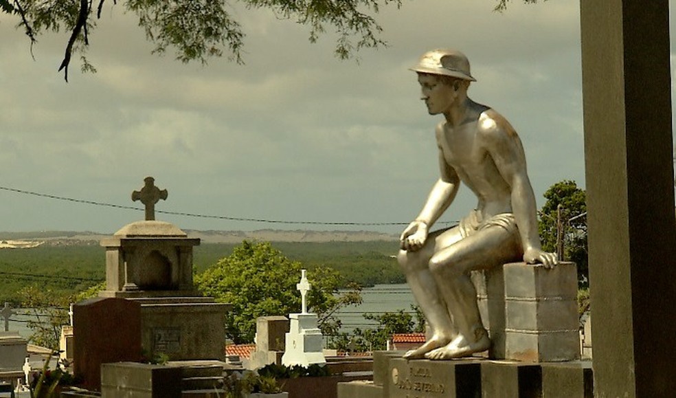 Est&aacute;tua do deus mitol&oacute;gico Hermes, que foi roubada do cemit&eacute;rio do Alecrim &mdash; Foto: Arquivo/Inter TV Cabugi